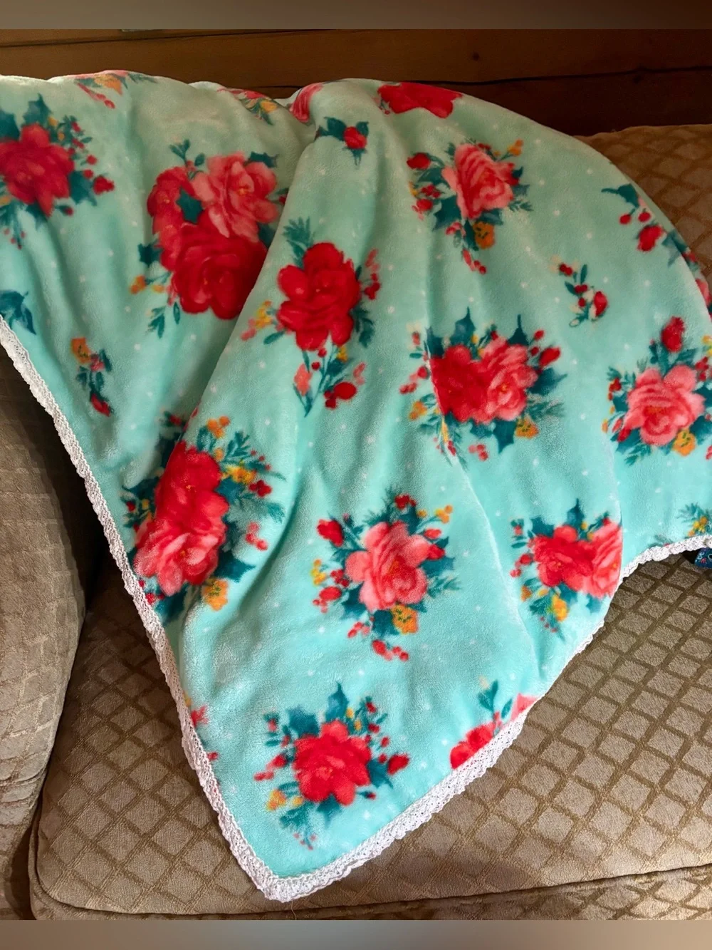 THE PIONEER WOMAN Bundle: Plush Blanket 50x72 Sweet Rose and 2 King Shams 36x20